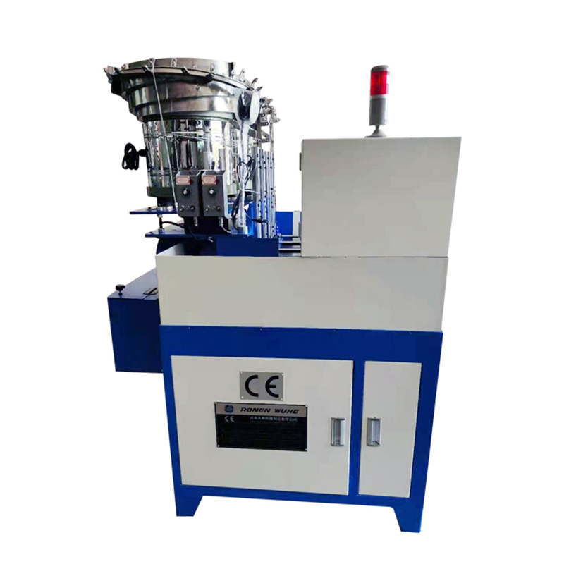 Quattuor fusum nucis percussoque machina